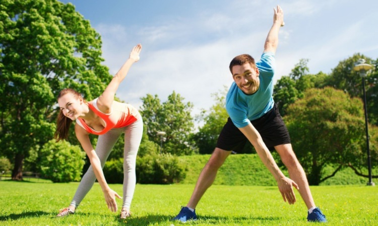 甘超对阿奇姆彭做闭嘴手势，钟义浩扳平比分后做同样手势回击